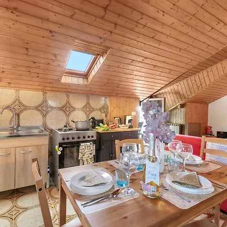 La Mansarda Sul Lago: Rustic Attic With Balcony & Parking - Happy Apartmán Nebbiuno