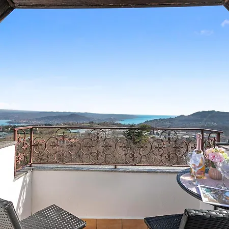 La Mansarda Sul Lago: Rustic Attic With Balcony & Parking - Happy Apartmán Nebbiuno