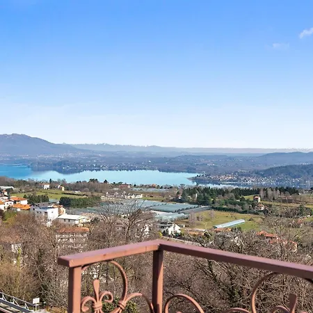 Apartmán La Mansarda Sul Lago: Rustic Attic With Balcony & Parking - Happy Nebbiuno