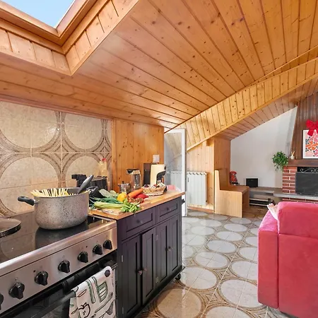 La Mansarda Sul Lago: Rustic Attic With Balcony & Parking - Happy Nebbiuno
