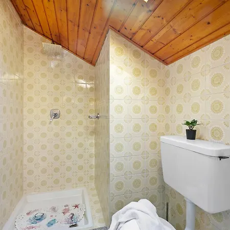 La Mansarda Sul Lago: Rustic Attic With Balcony & Parking - Happy